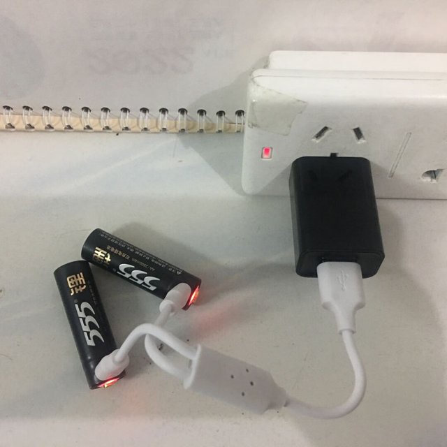 在用的收音机是个很吃电的狠角色。一直给它