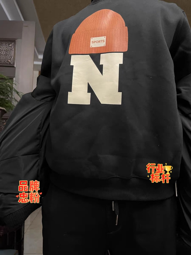 简约而又不简单的时尚卫衣