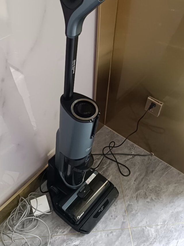 这款外观大气,很美观,用起来方便,打扫卫