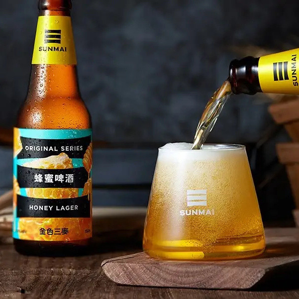 金色三麦精酿啤酒，甘甜蜜香，口感精致