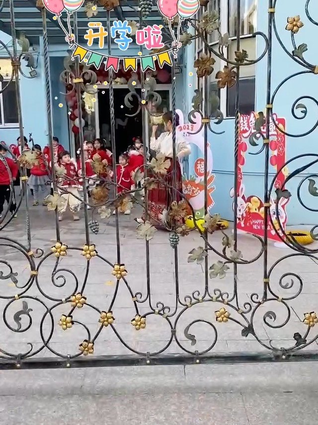 开学第一天学校门口跳个舞