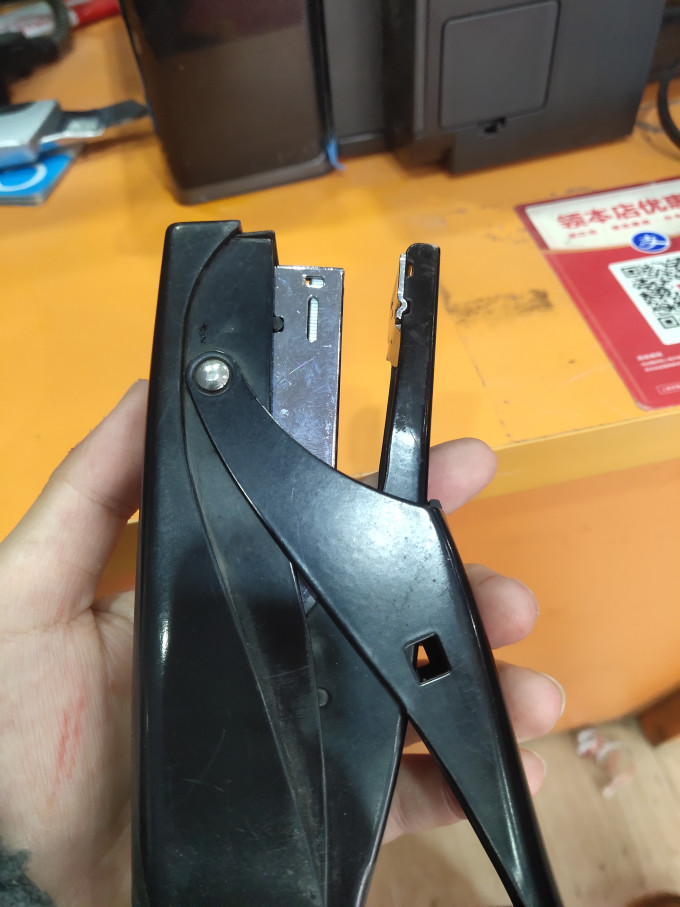 得力订书机