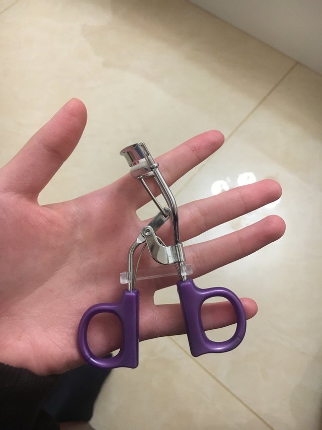 想要卷翘睫毛的工具——睫毛夹
