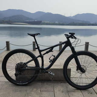 SPECIALIZED闪电Epic EVO Comp和TREK崔克瓜车恩怨情仇，迈极炫SF900车灯和Rab睿坡900蓬羽绒选购经验分享