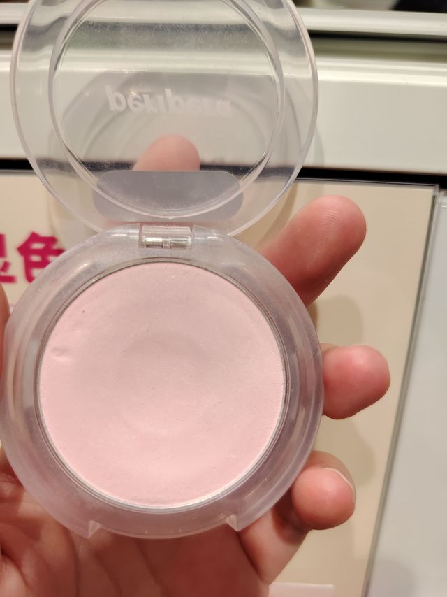 阳光元气粉嫩的膨胀色腮红
