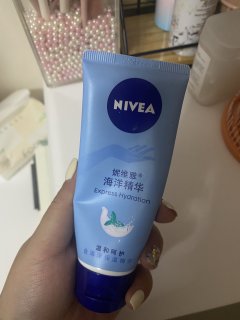 滋养清爽的妮维维海洋精华护手霜