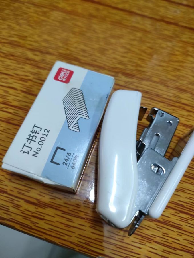 得力订书机