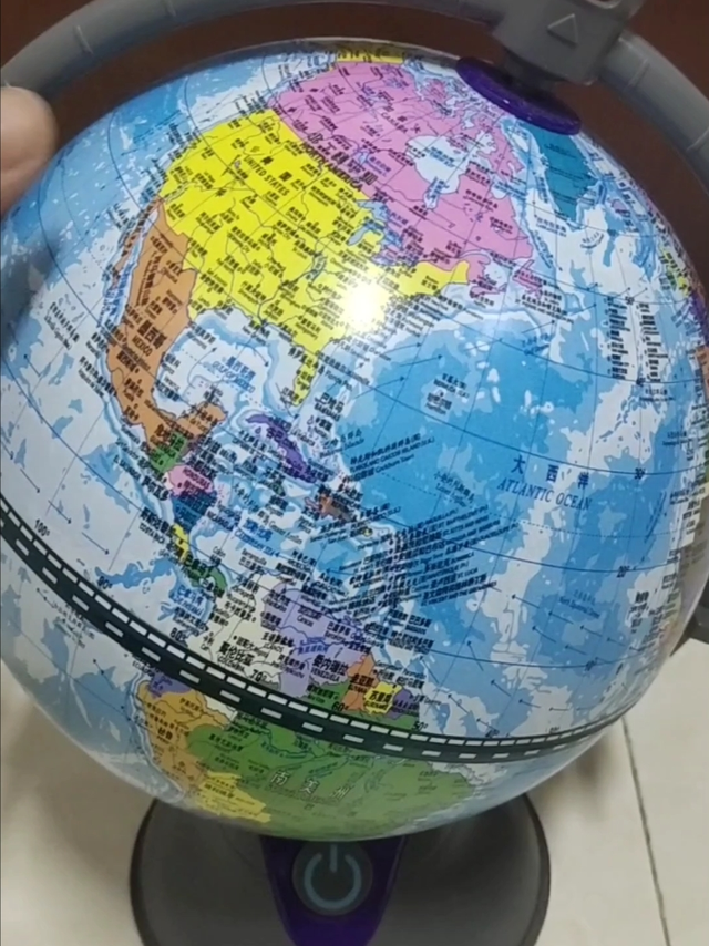 家里小神兽喜欢的地球仪👋