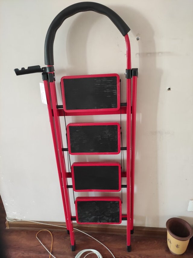 梯子拉开有卡扣设计，更稳定更安全。折叠起