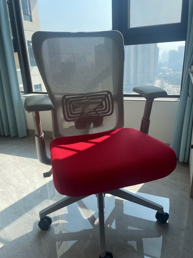 椅子是整体送过来的不用自己安装很方便，顺
