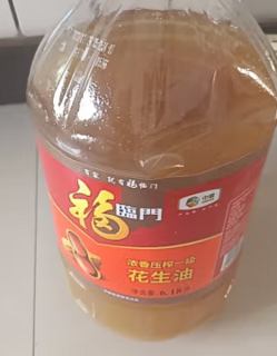 色泽鲜亮很香很好吃的花生油