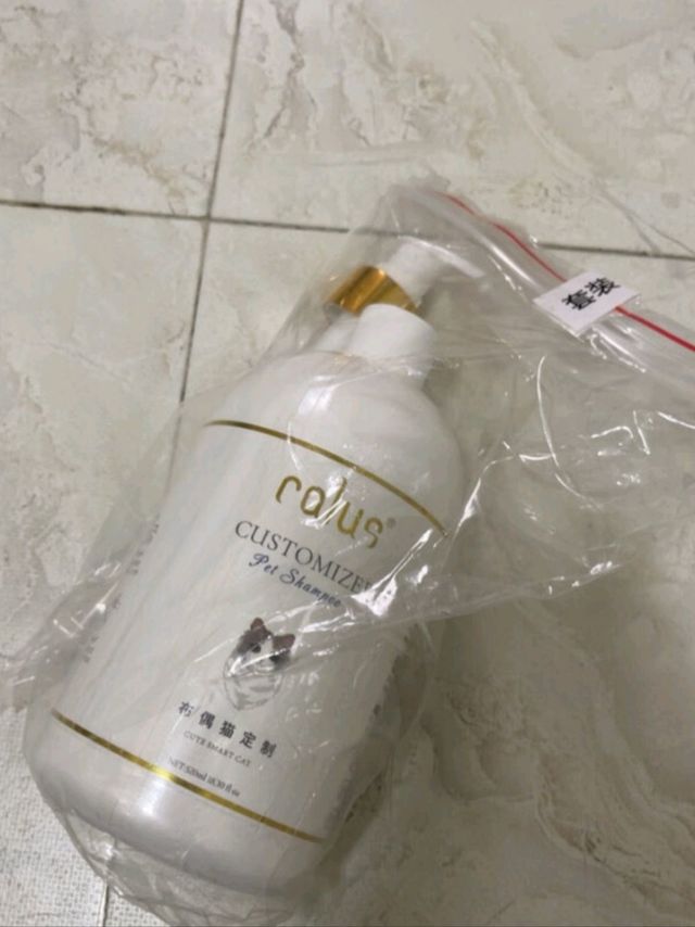 我们家的猫在家洗澡很乖，很乖