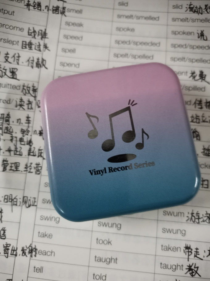 陨石旁的咖啡糖果巧克力