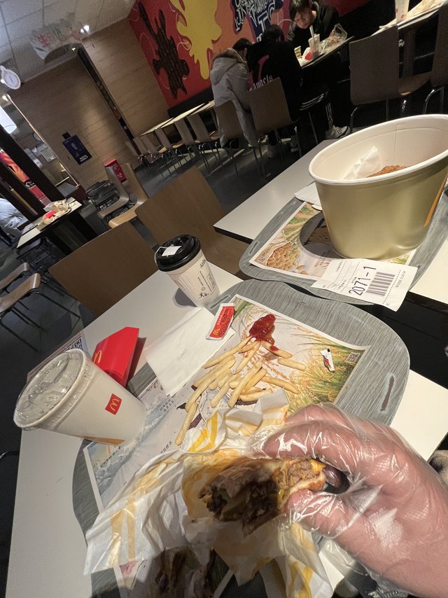 又来吃M记了 牛堡和炸鸡桶yyds