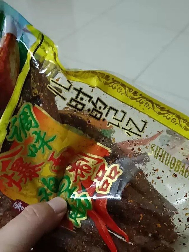 办公室交易最畅通的零食～鸡筋辣条～