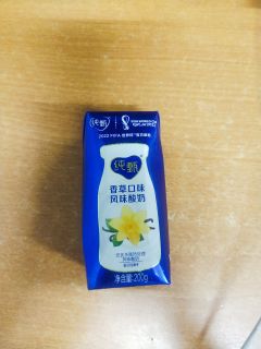 香草味的纯甄酸奶