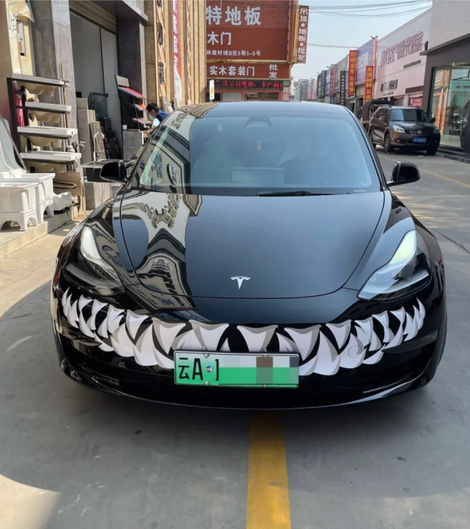特斯拉新能源车怎么样 特斯拉"model鲨鱼辣椒"涂装鲨鱼嘴_什么值得买