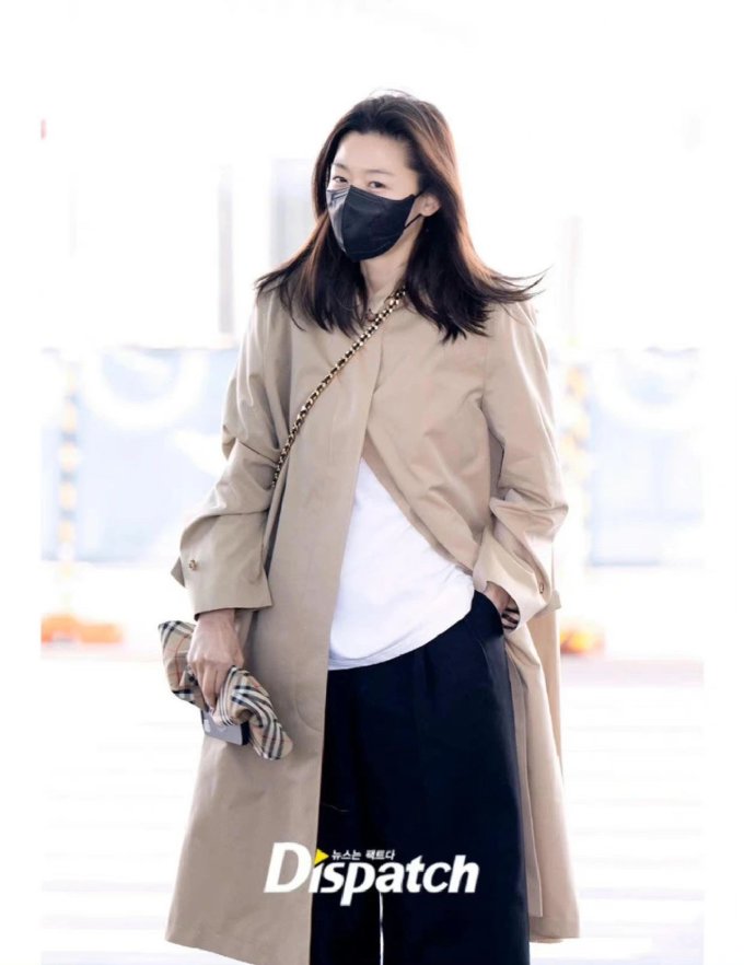 博柏利女士风衣怎么样 42岁全智贤出发看秀!生图也太能打了!