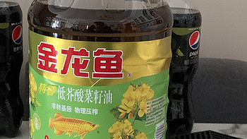 买菜籽油一定要认准低芥酸这三个字。