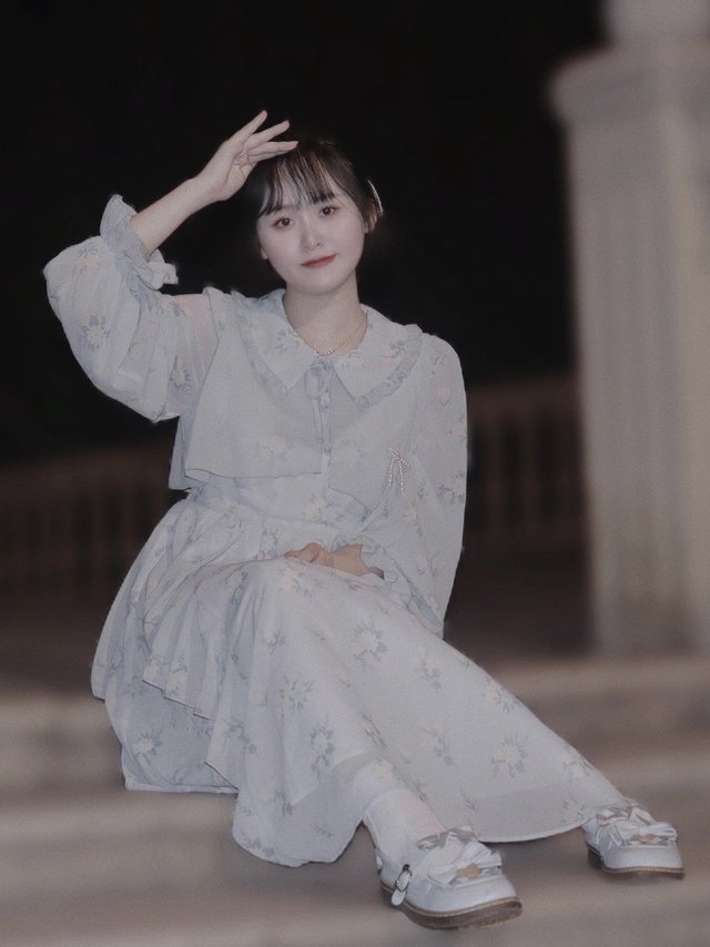全网穿搭测评来啦假两件碎花裙