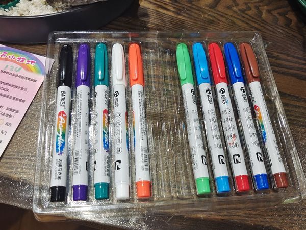 给她一套12色的丙烯马克笔