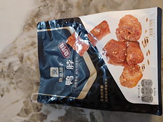 良品铺子烧烤味鸭脖