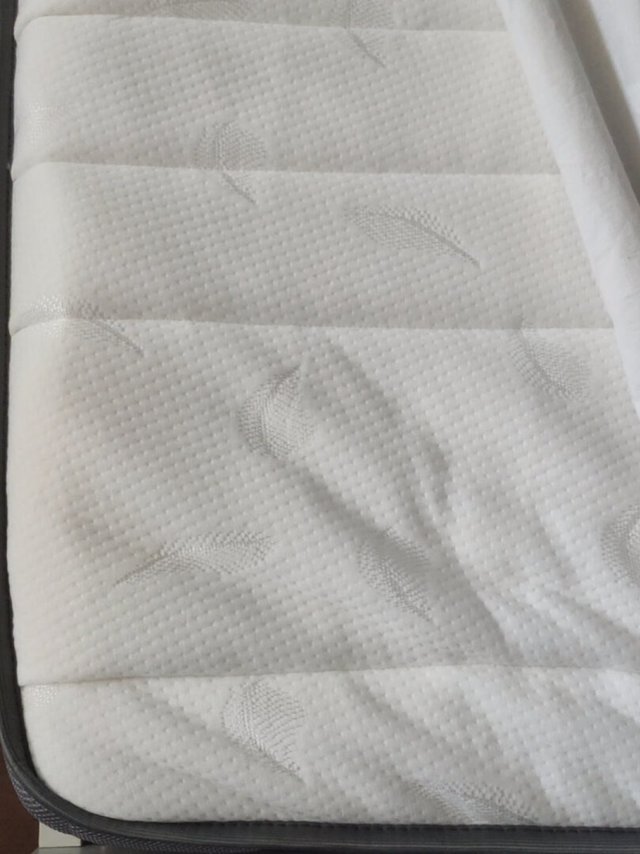 价格实惠，柔软度适中，完美契合我的床。