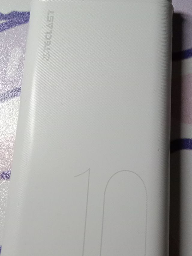 极简风的纯白充电宝
