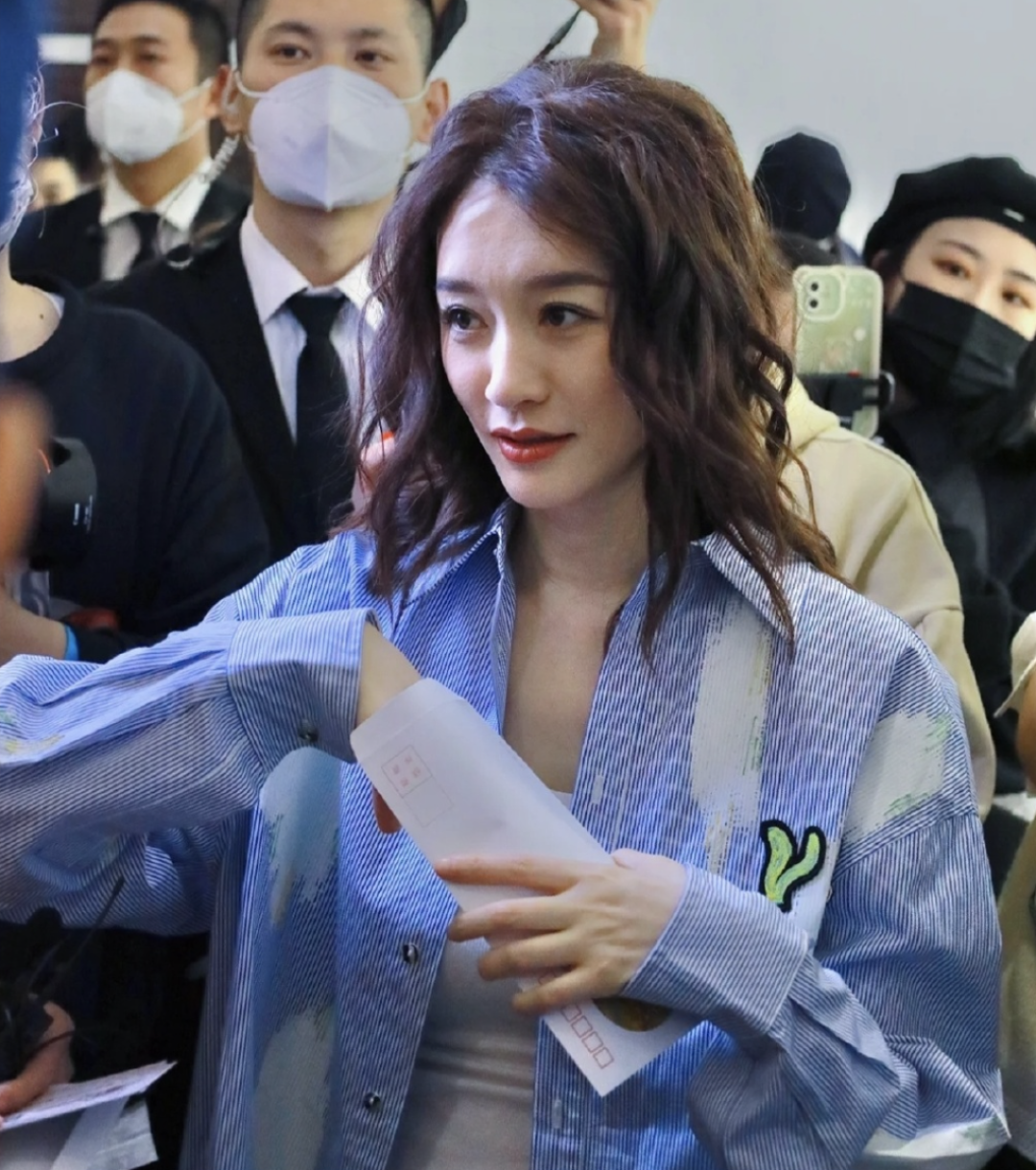 别再看大嫂了,李小冉才是yyds,去新浪扫楼美的像20+的少女