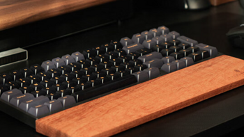 雷神推出机械键盘木掌托，进口非洲花梨木材质，人体工学设计