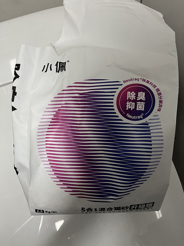 是全新正品，生产日期新鲜，刚换的猫砂小猫