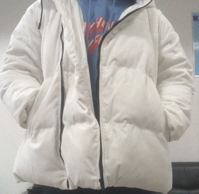 对白女士羽绒服