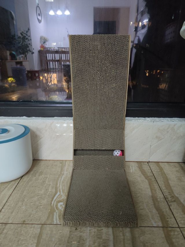 这是舅舅给泡芙买的猫抓板