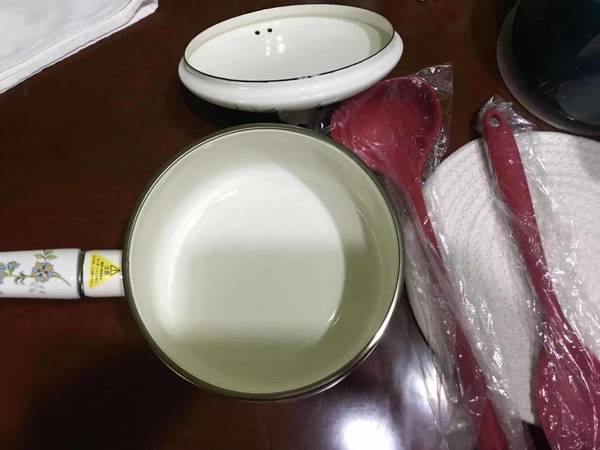 锅的颜值高,图案很雅致,买的18CM日