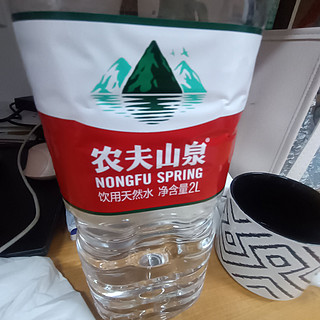 这个矿泉水好大，足够喝3天呢！