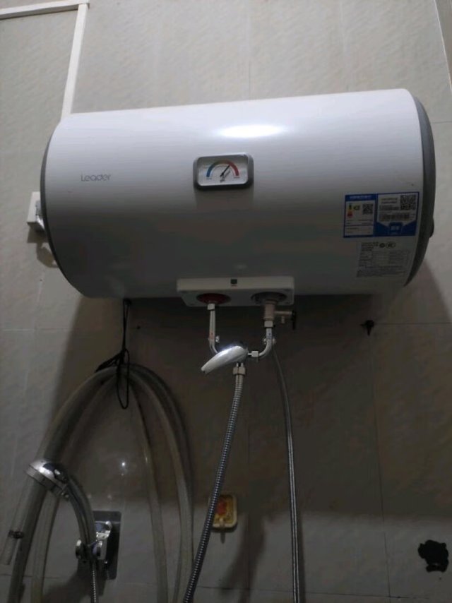 外形精致轻薄，边宽窄细，屏幕显示很清晰，
