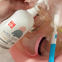 🍃🍃🍃 奶瓶怎么洗，按照孩子奶奶的方式直接用自来水冲洗干净再进行开水消毒，为了这