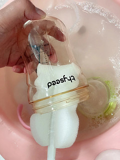 🍃🍃🍃 奶瓶怎么洗，按照孩子奶奶的方式直接用自来水冲洗干净再进行开水消毒，为了这