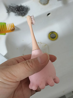 这个儿童使用的电动牙刷还是很适合儿童的