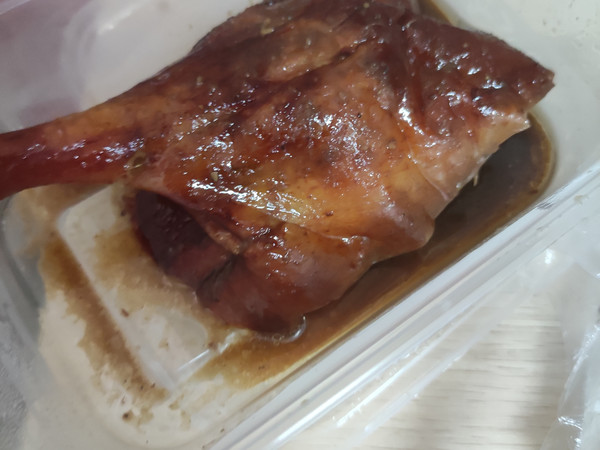午饭吃烧鸭腿就挺不错的