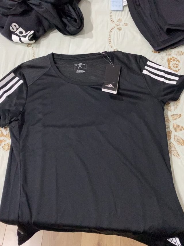 
阿迪达斯的运动服就是酷，我买了很多了。