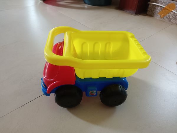 去沙滩必备的铲车玩具