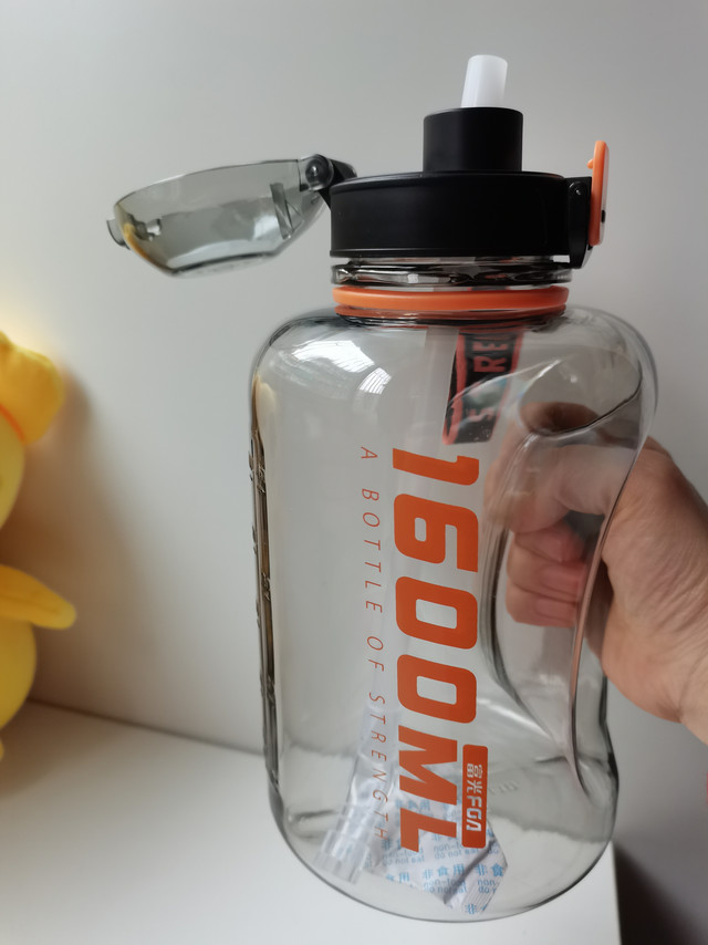 水杯容量挺大的，装上一杯可以满足一天的喝