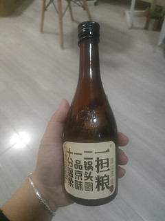 一个人当然要一瓶酒解闷啦