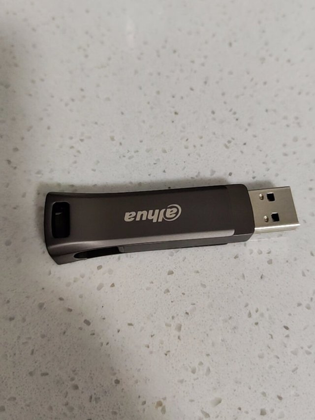 
发货很快，金属外壳，很有质感，传输速度