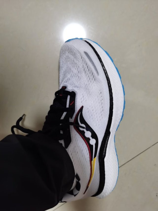 外观颜值:很漂亮舒适度:鞋面柔软,鞋带