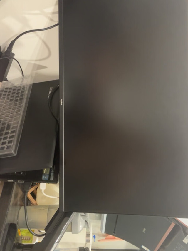 材料都是金属的,黑色外观,非常不错。对