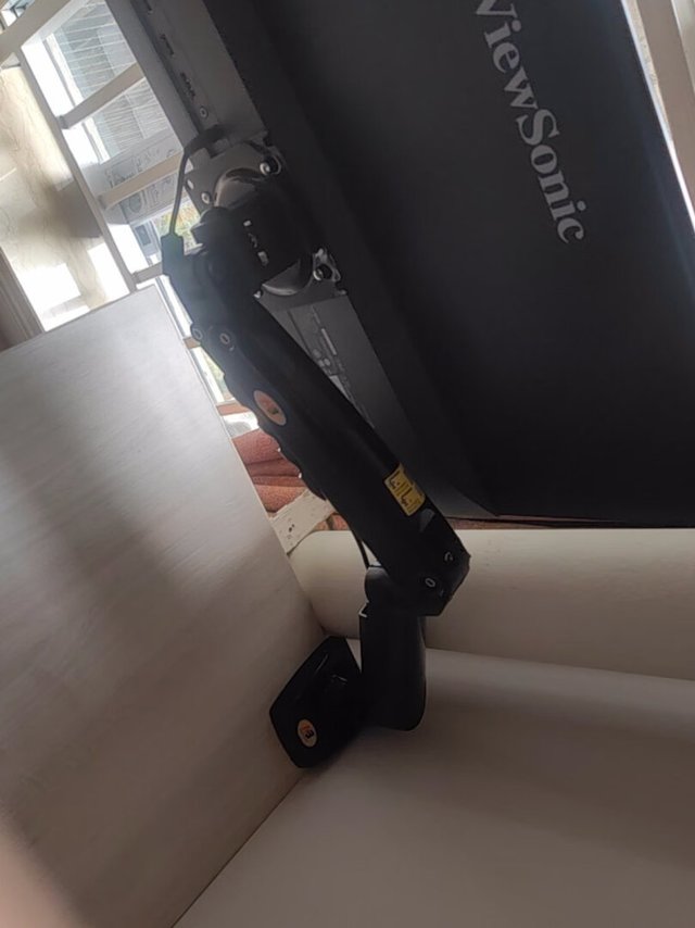 随意调节,方便收纳线路,还可以装USB,