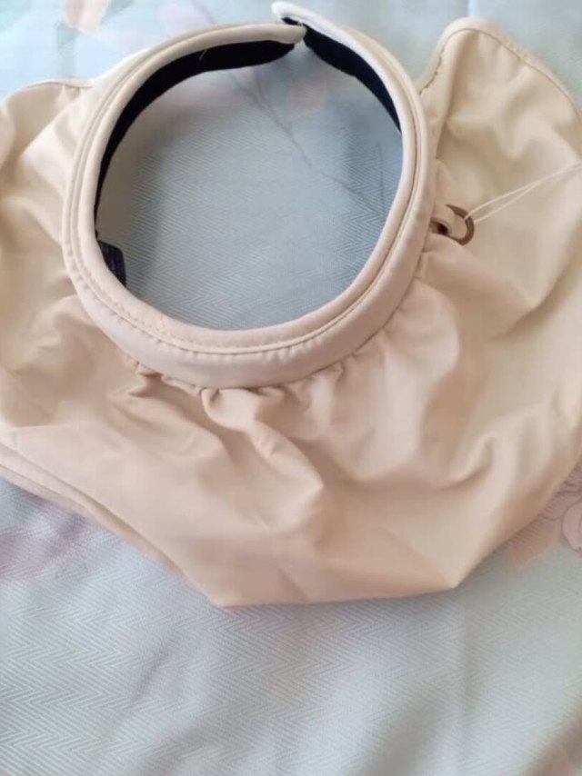 这款帽子质量很好。帽檐很大。而且很厚。遮