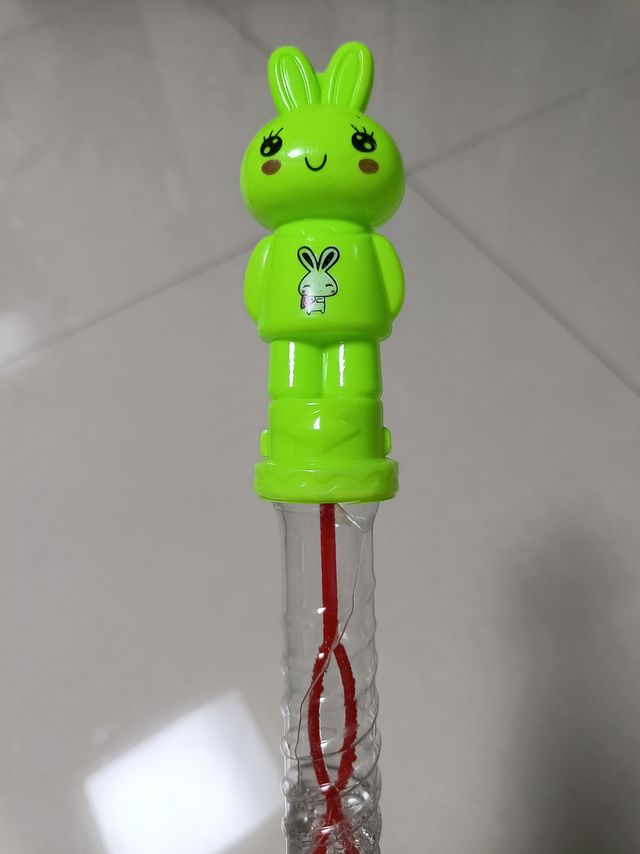 春日跑着追泡泡